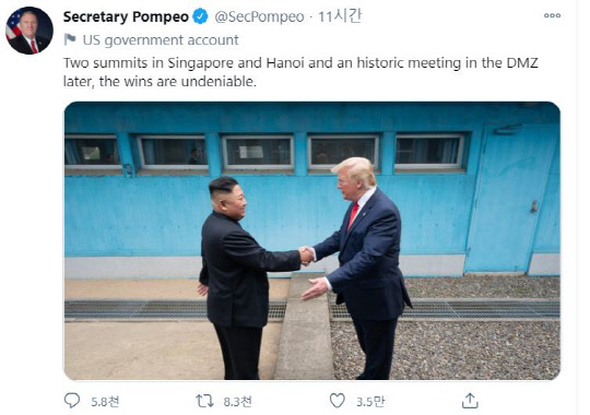 폼페이오, 북미 관계 자화자찬 줄트윗…트럼프-김정은 회동 사진도  마이크 폼페이오 미국 국무장관이 2일(현지시간) 사회관계망서비스(SNS)에 그간 행보를 회고하는 듯한 게시물을 줄줄이 올렸다. 그 중 "싱가포르 및 하노이 북미 정상회담, DMZ에서의 역사적 회동. 성과를 부인할 수 없다"고 올린 글 밑에는 2019년 도널드 트럼프 대통령과 김정은 위원장이 판문점에서 군사분계선을 사이에 두고 악수를 했던 사진을 게시했다. 연합